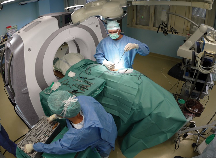术中三维成像设备有哪些：术中CT、三维C型臂等